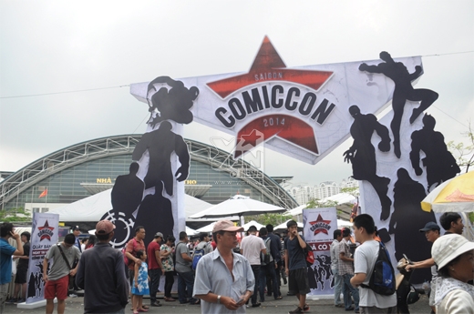
	
	Ngay từ 9h00 sáng, cổng vào của Saigon Comic Con đã chật kín khán giả xếp hàng vào tham gia sự kiện
